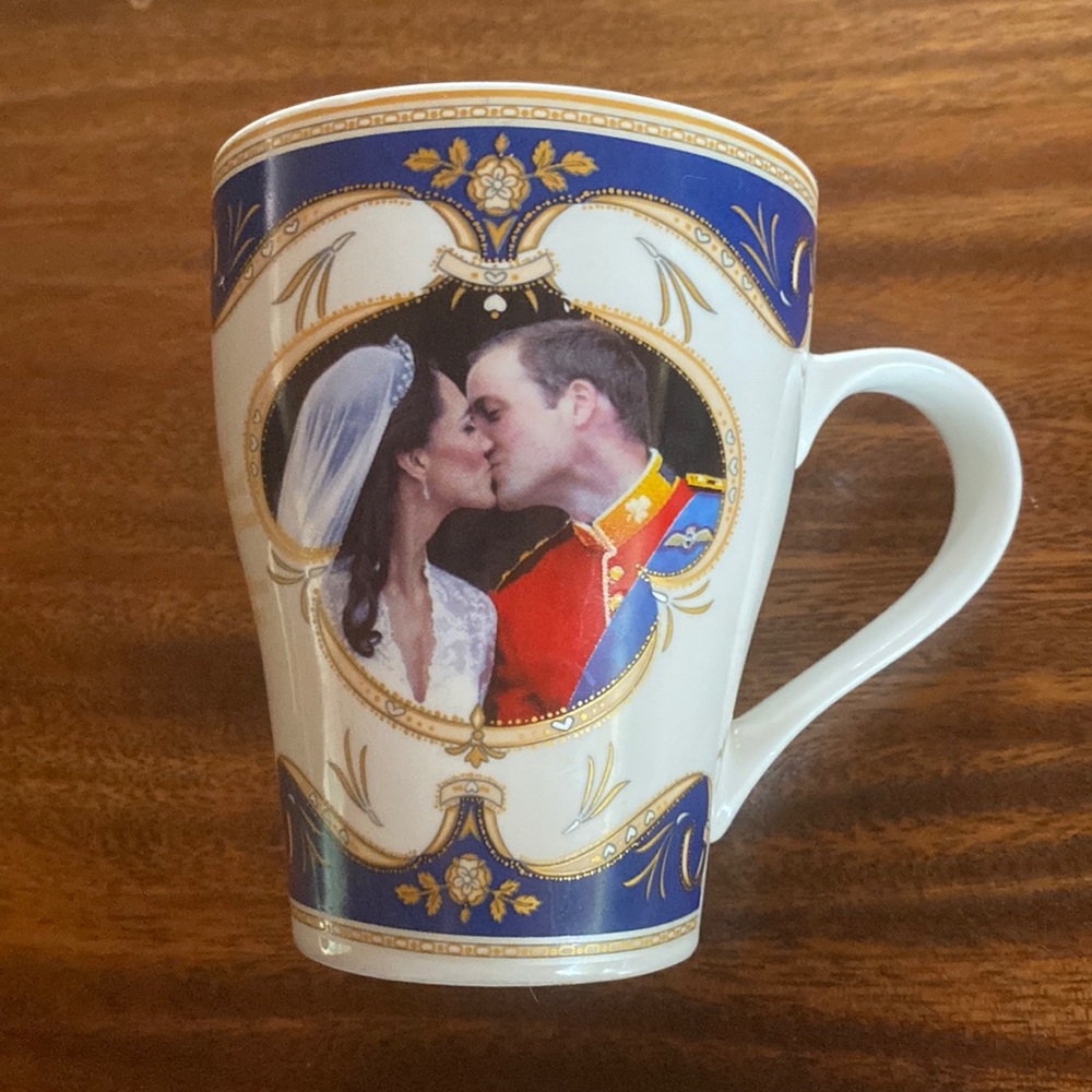 2011 William and Catherine Royal Kiss Mug EUC Bone China